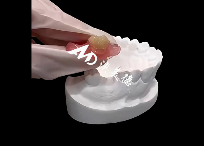 Nesbite esnek protezleri rahat ve doğal görünümlü bir gülümseme için kusursuz bir çözüm sunar